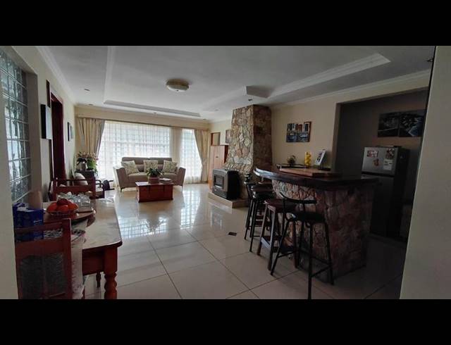 6 BEDROOM HOUSE FOR SALE IN BRACKENHURST